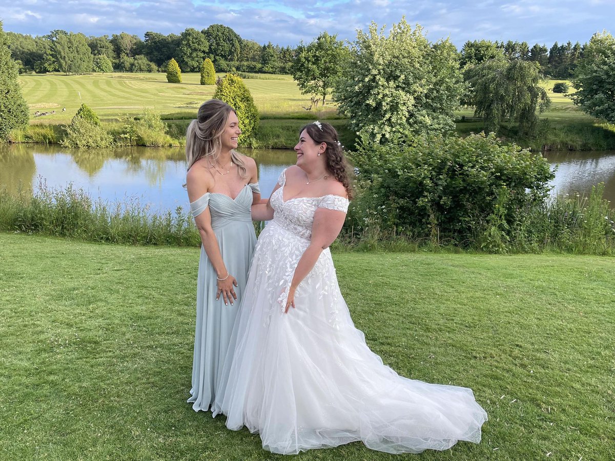 loissisabel's tweet photo. Still can’t believe I had the pleasure of being Maid of Honour for my best friends wedding🥺 the most beautiful day and bride EVER @RoseCorbetta . My bestie is a whole WIFEY!🥺👰🏽‍♀️🥰 https://t.co/8mf11DqEcs
