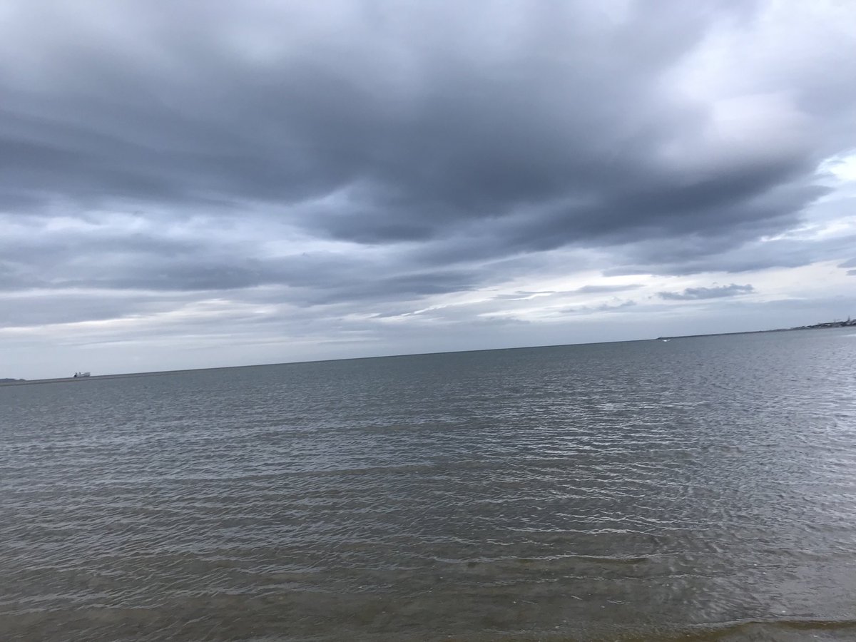 suzanneindja's tweet photo. #sandymout strand tide coming in with #storm clouds following.  #beautiful ⁦@LoveSouthDublin⁩ https://t.co/NBynTkk2Zh