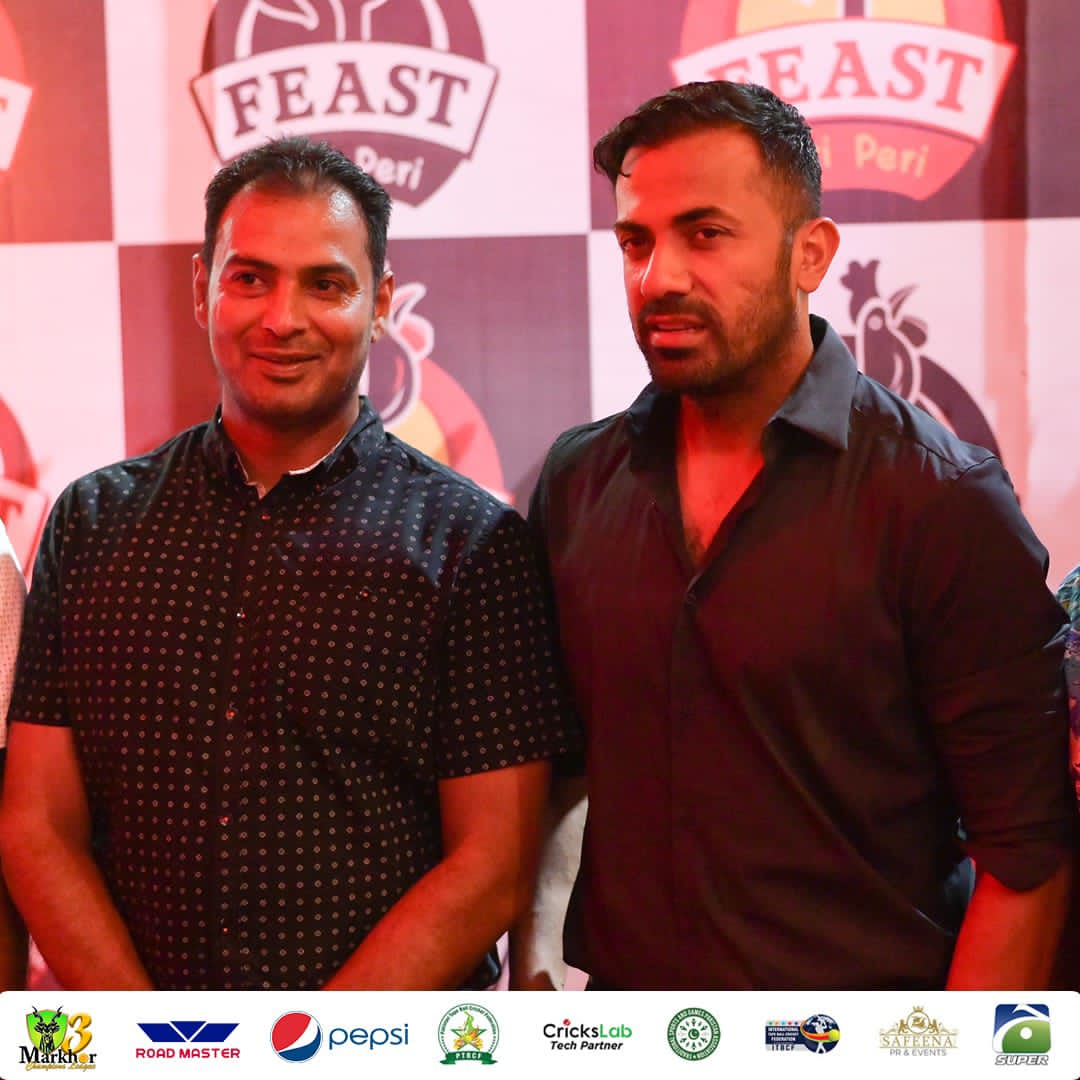 MarkhorLeague's tweet photo. CEO of Markhor Champions League &amp; ex international cricketer Muhammad Khalil met Wahab Riaz at the grand opening ceremony of the Feast Peri Peri in Lahore. Preparations ahead of Markhor Champions League 2022 are underway!  #MCL022 #Crickslab #jeetkaydikha #feastperiperi https://t.co/jaaqqnybrU