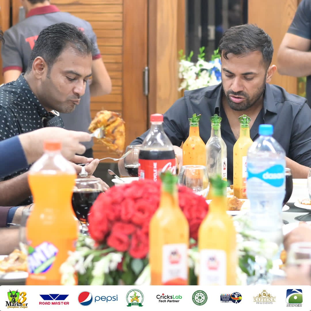 MarkhorLeague's tweet photo. CEO of Markhor Champions League &amp; ex international cricketer Muhammad Khalil met Wahab Riaz at the grand opening ceremony of the Feast Peri Peri in Lahore. Preparations ahead of Markhor Champions League 2022 are underway!  #MCL022 #Crickslab #jeetkaydikha #feastperiperi https://t.co/jaaqqnybrU
