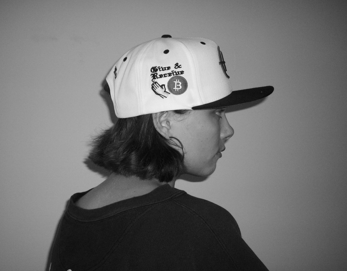 BlockheadBuddyP's tweet photo. Auth0rzd Two-tone snapback🙌 Our snapbacks include custom details from every angle. Our mission has always been to promote a positive message and inspire change! https://t.co/Esl8Fh5VOb
