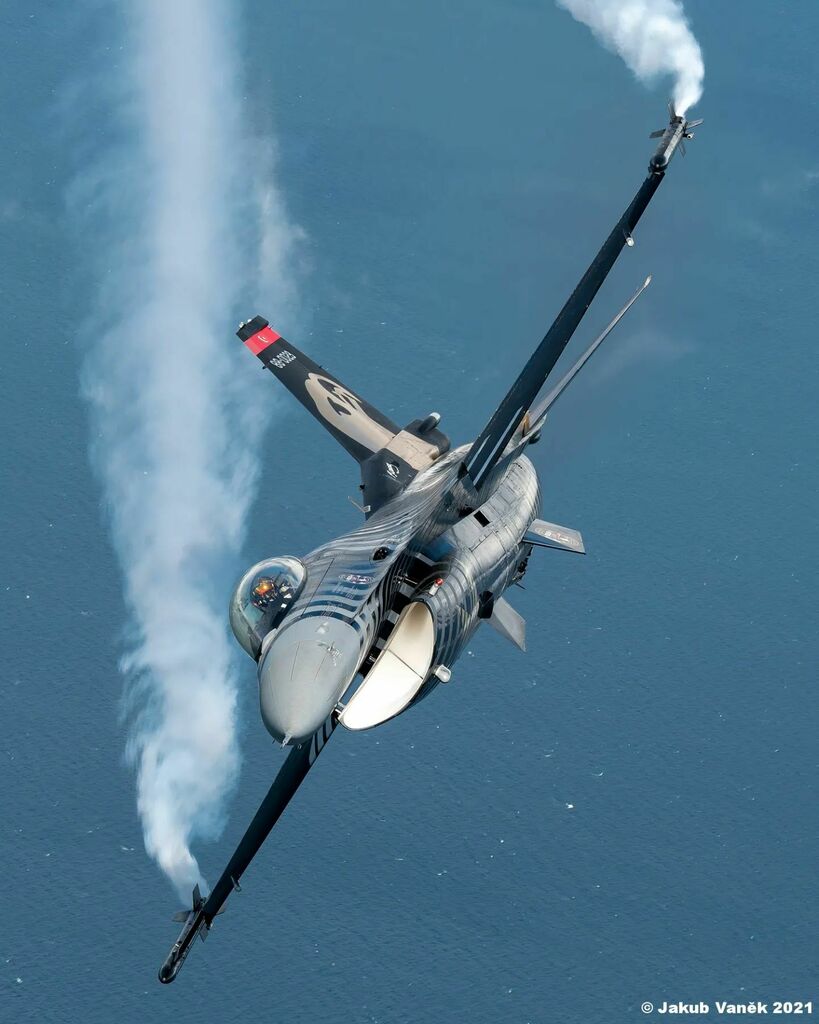jakub_vanek's tweet photo. Solo Türk F16 behind Skyvan before Lotos Gdynia Aerobaltic Airshow 2021.
Flight over Puck Bay near Gdynia. Photoflight organized by Aviation PhotoCrew.
#aviation #avgeek #aviationphotography #demopilot #air2air #aviationphotocrew
#jets #soloturk #skyvan … https://t.co/Y6KmCqjsZI https://t.co/p5L9PorVH0