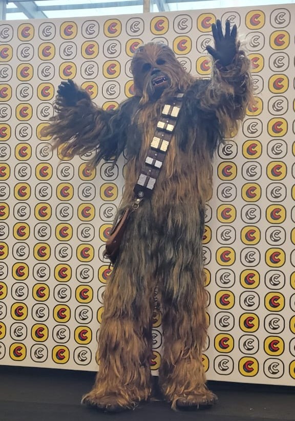 Pikerias's tweet photo. Felicidad total #BackToComicCon #Chewbacca en @ComicConCol como fan #StarWars45th @StarWars una sonrisa más. Labor #PR  gracias a
@CocaCola #Coke #MainSponsor @CocaColaCol/@UltraAirOficial Aerolínea Oficial de los Comics, Cosplays, Superheroes, Cine, Música y Aventuras. https://t.co/LgIUR2Id7a