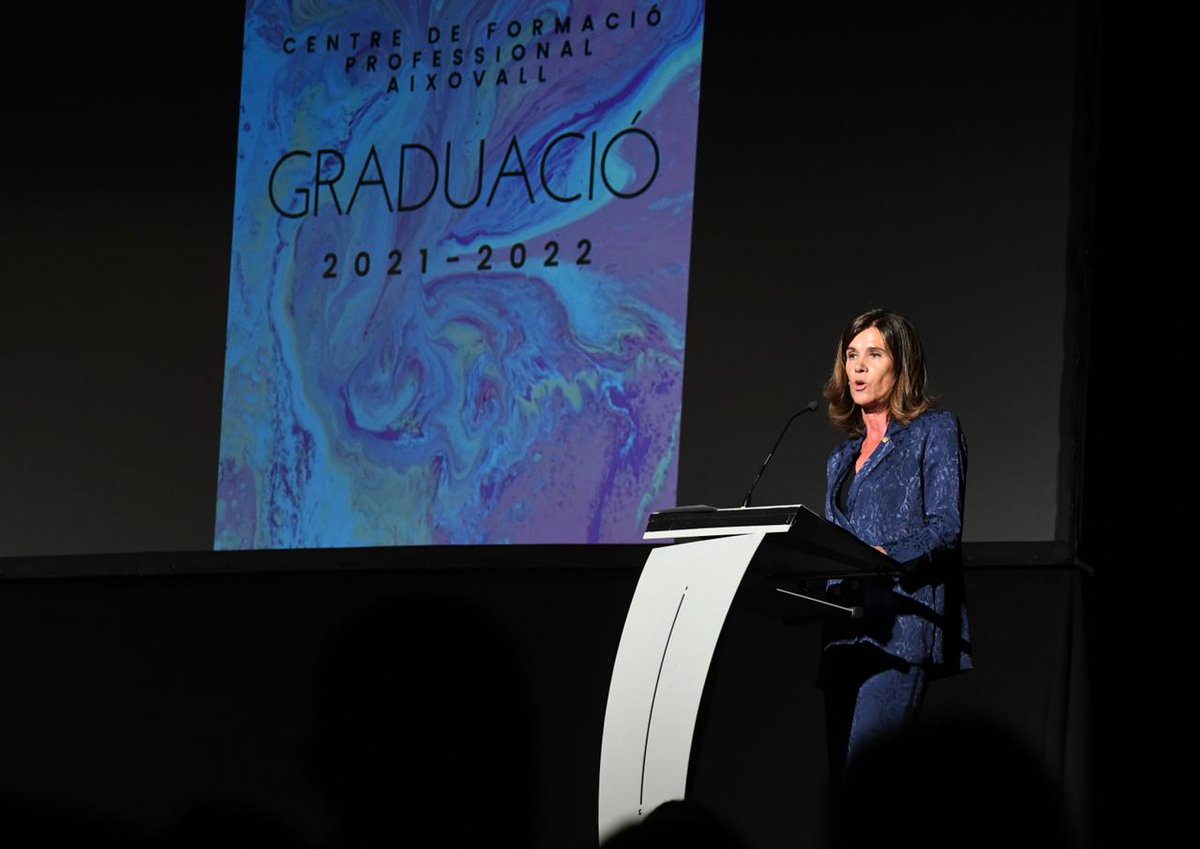 Aquest dilluns s'han graduat els estudiants de Formació Professional: 46 alumnes han aconseguit el Diploma d'Ensenyament Professional i 55 han assolit el el títol de Batxillerat Professional. La ministra d'Educació, <a href="/Estervilarrubla/">Ester Vilarrubla</a>, els ha felicitat pels resultats.#GovernAndorra