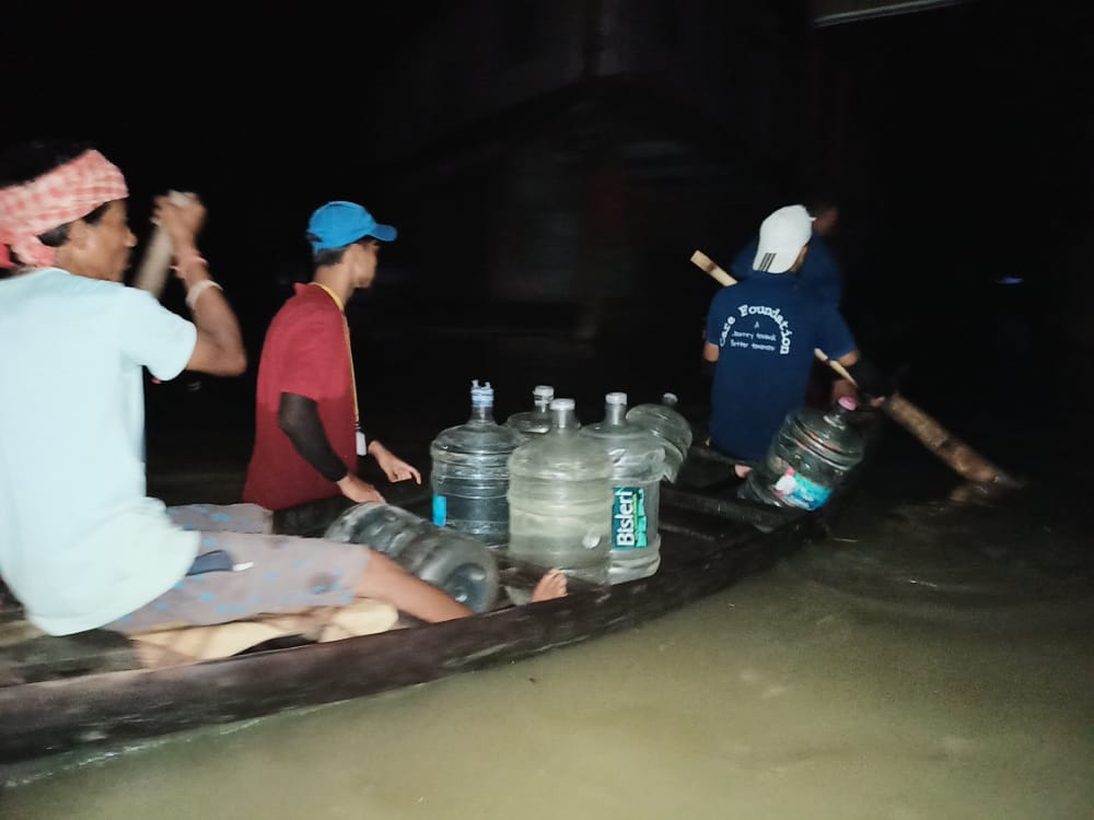 carefoundation7's tweet photo. #SilcharFlood
#FloodRelief   #Day6
#silcharunderwater 
Care Foundation NGO conducted another mega drive for Flood affected people of #Silchar. Today our team distributed 5k lit mineral water and 1k food pkts at different parts of Flood hit silchar. https://t.co/2beFNEAlEB