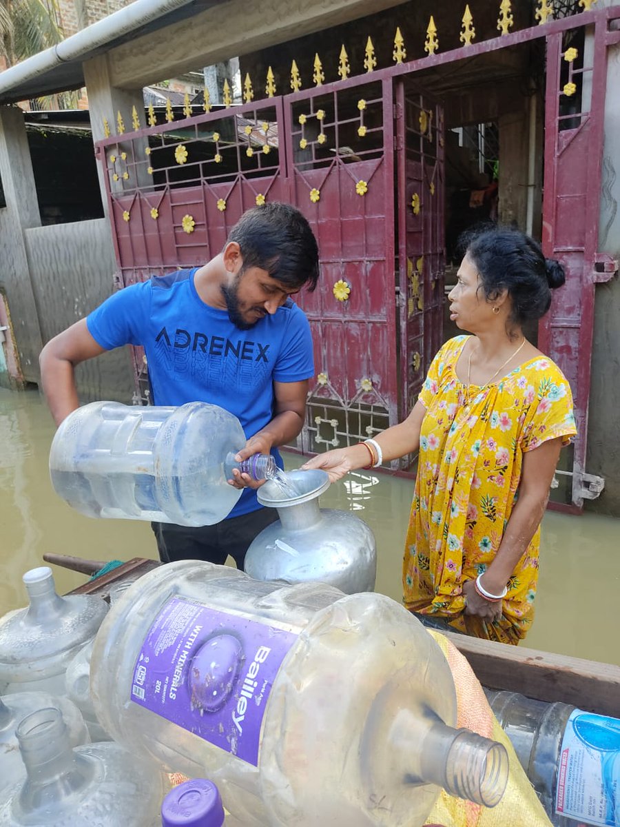 carefoundation7's tweet photo. #SilcharFlood
#FloodRelief   #Day6
#silcharunderwater 
Care Foundation NGO conducted another mega drive for Flood affected people of #Silchar. Today our team distributed 5k lit mineral water and 1k food pkts at different parts of Flood hit silchar. https://t.co/2beFNEAlEB