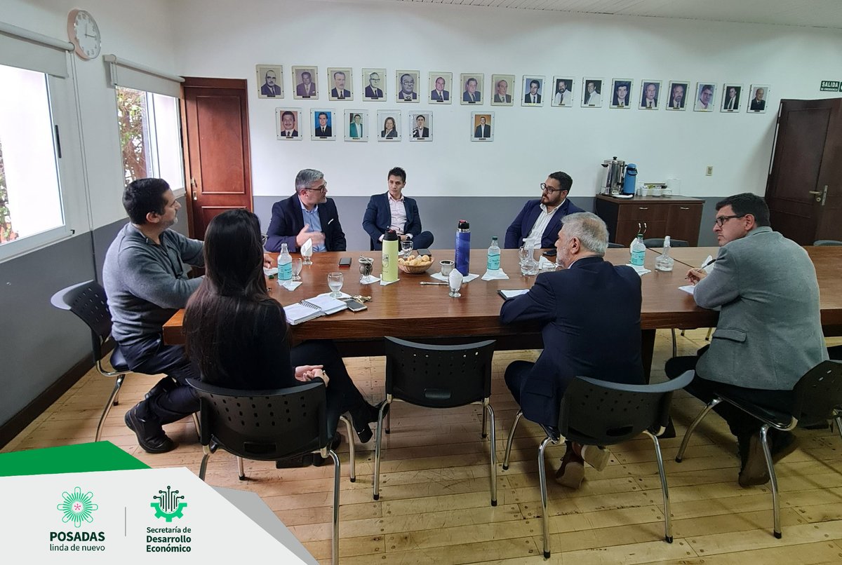 aguilarclaudiok's tweet photo. Junto Martín Echenique y Gustavo Barutta, mantuvimos una reunión con el Pte. de la @CamaraPosadas @guelman_sergio, y representantes del Grupo @BancoGalicia, con el objetivo de avanzar en futuras colaboraciones en el marco del programa #InvestPosadas. @LaloStelatto @muniposadas https://t.co/pfMqEPMjyF