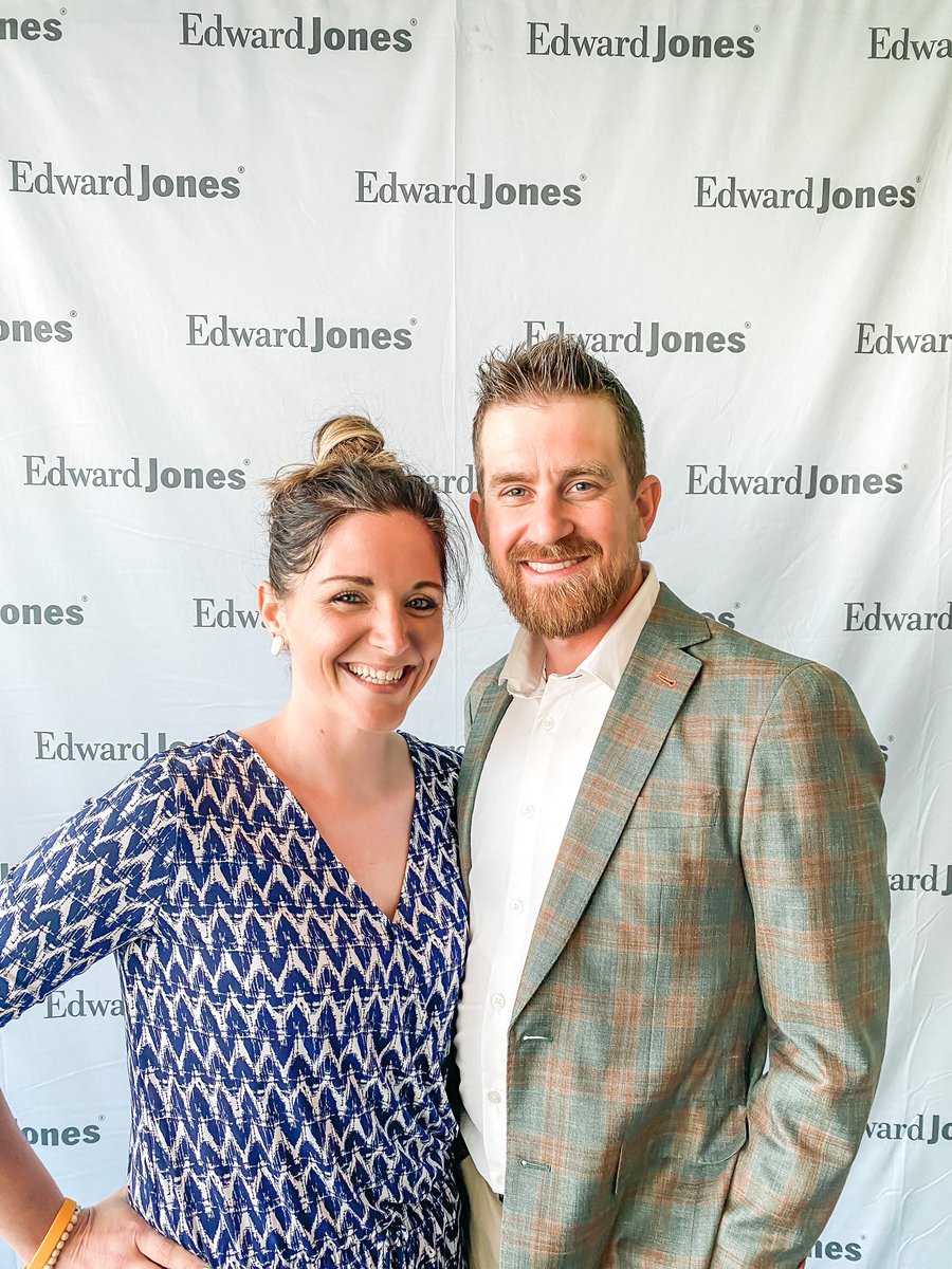 Kayleighgray728's tweet photo. We had a blast at summer regionals in St. Louis! Thank you, @EdwardJones! Oh- and if you are looking for a great financial advisor who will listen to you and help you achieve your goals- I know a guy 💚 #edwardjones #summerregionals #region79 #stl #stlouis #FinancialAdvisor https://t.co/ZGt7aF2n6L