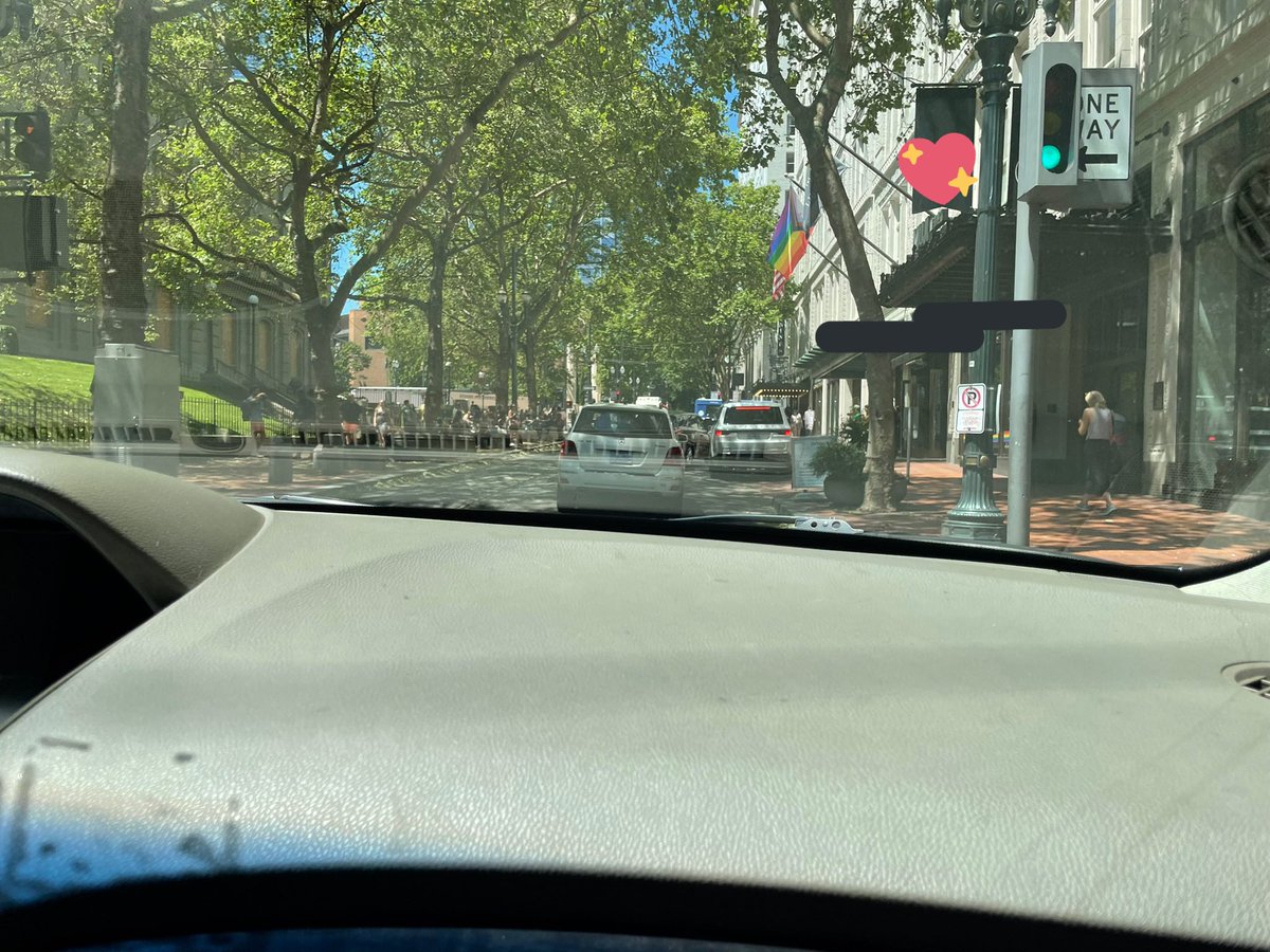MoonlightJoonx's tweet photo. Just passed where Shawn Mendes is staying and omg the amount of girls who are just posted up outside is outrageous. I don’t understand how people can invade others privacy #respecttheartist https://t.co/zHEKgyRCrH