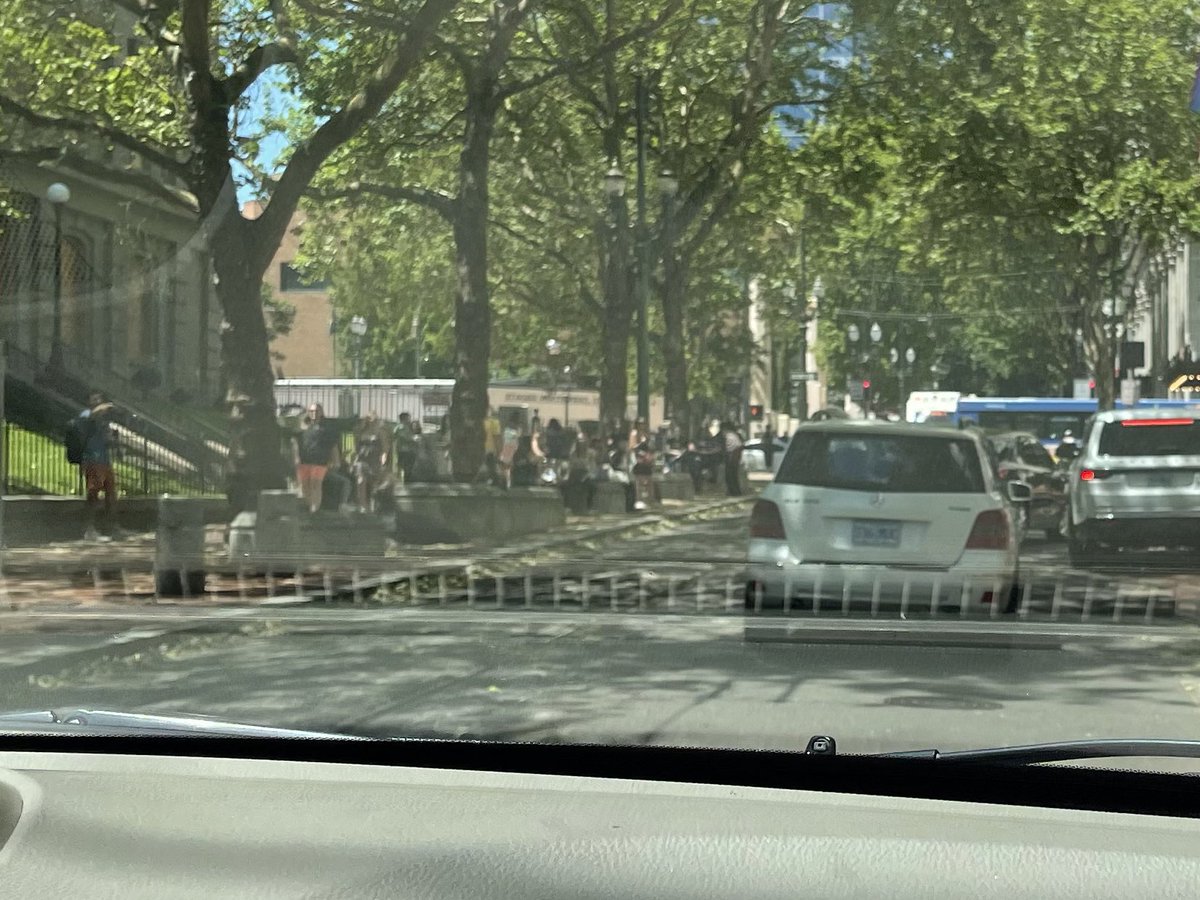 MoonlightJoonx's tweet photo. Just passed where Shawn Mendes is staying and omg the amount of girls who are just posted up outside is outrageous. I don’t understand how people can invade others privacy #respecttheartist https://t.co/zHEKgyRCrH