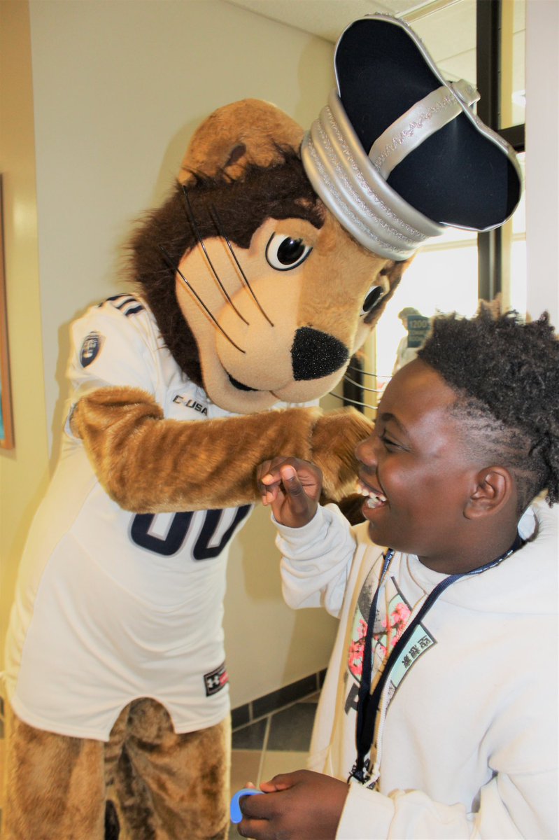 GymamaS's tweet photo. @ODU We are so excited to welcome middle and high school students in #hamptonroads to the @oducbe 2022 STEM Summer Institute. Our future leaders are ready to experience college life, learn, and get ready for their #STEM career by doing! Feel the excitement in our students! https://t.co/mvJ4acWCyf