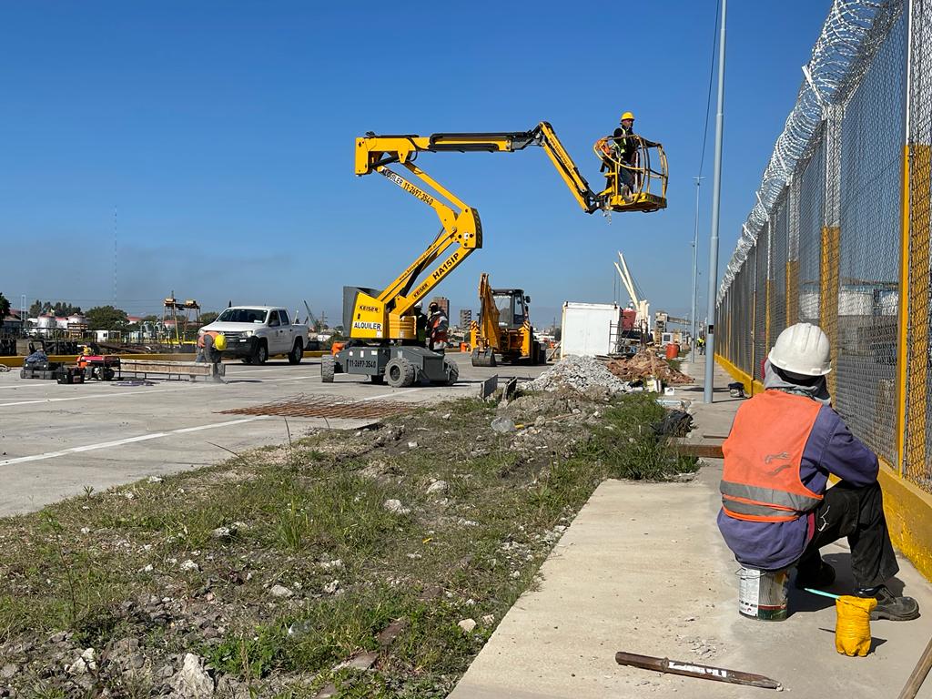 PuertoDockSud's tweet photo. ¡El Puerto no para de crecer!
Uno de nuestros más grandes compromisos, es continuar #Transformandoelpuerto 
Te compartimos algunas imágenes de nuestro muelle público, donde estamos trabajando día a día en obras que nos permitirán obtener la certificación del código PBIP💪🏻 https://t.co/Wi1BoM77Eg