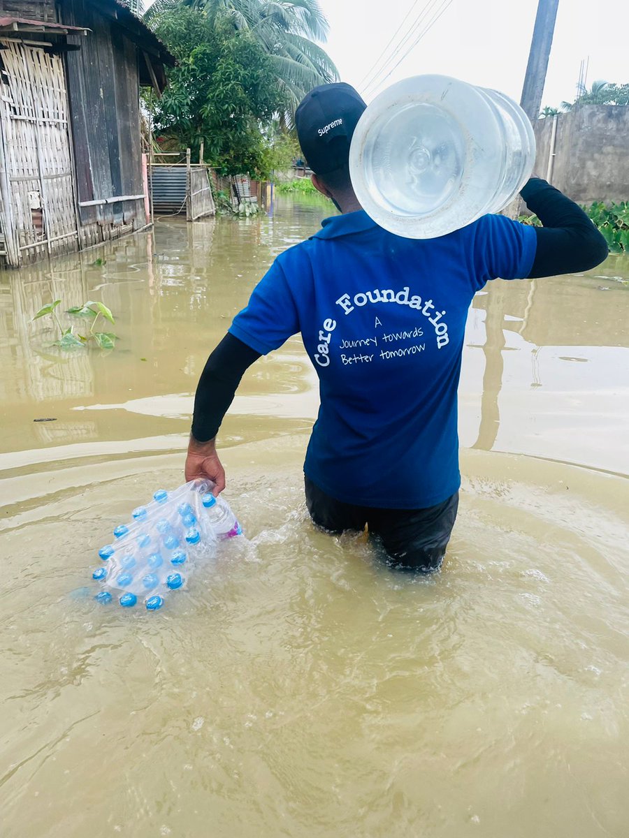 carefoundation7's tweet photo. #SilcharFlood
#FloodRelief   #Day6
#silcharunderwater 
Care Foundation NGO conducted another mega drive for Flood affected people of #Silchar. Today our team distributed 5k lit mineral water and 1k food pkts at different parts of Flood hit silchar. https://t.co/2beFNEAlEB