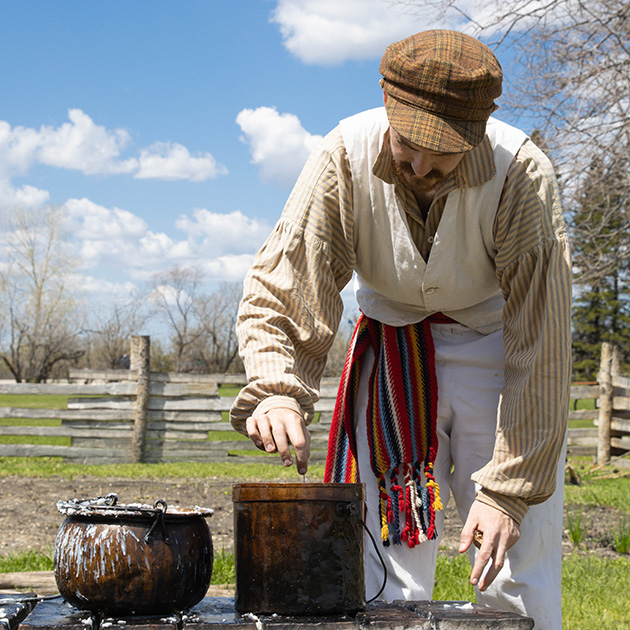 Enjoy some family time with FREE entry to Lower Fort Garry this #CanadaDay! Make your very own candle or try out the historic trade of blacksmithing using softer, non-heated metals!
pc.gc.ca/en/lhn-nhs/mb/…