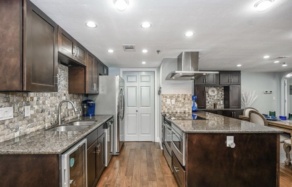 Realtor_Deshia's tweet photo. Houston Galleria Condos  = 🔥 
Countless showings &amp; multiple offers, I've gotten my hands on the 3rd largest condo in the building 🔑🎉 

Currently adding this 3B 3BA condo to my rental portfolio of luxury furnished housing! 🏡 
DM me for deets, it’s almost ready ✨ https://t.co/gTZem8kRjV