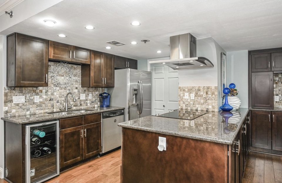 Realtor_Deshia's tweet photo. Houston Galleria Condos  = 🔥 
Countless showings &amp; multiple offers, I've gotten my hands on the 3rd largest condo in the building 🔑🎉 

Currently adding this 3B 3BA condo to my rental portfolio of luxury furnished housing! 🏡 
DM me for deets, it’s almost ready ✨ https://t.co/gTZem8kRjV