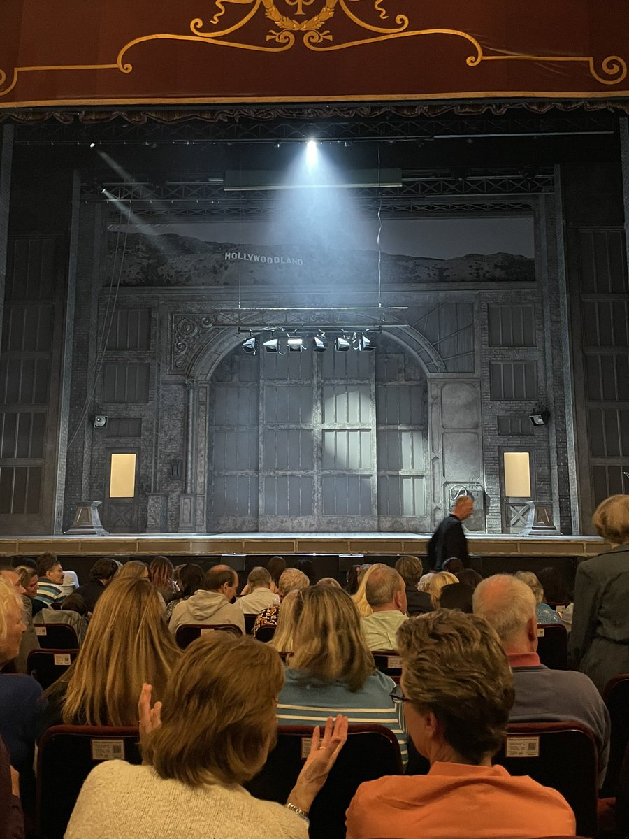StaceFarrer's tweet photo. Watching Singin’ in the rain and loving it!!! https://t.co/qJDEUmbPZs
