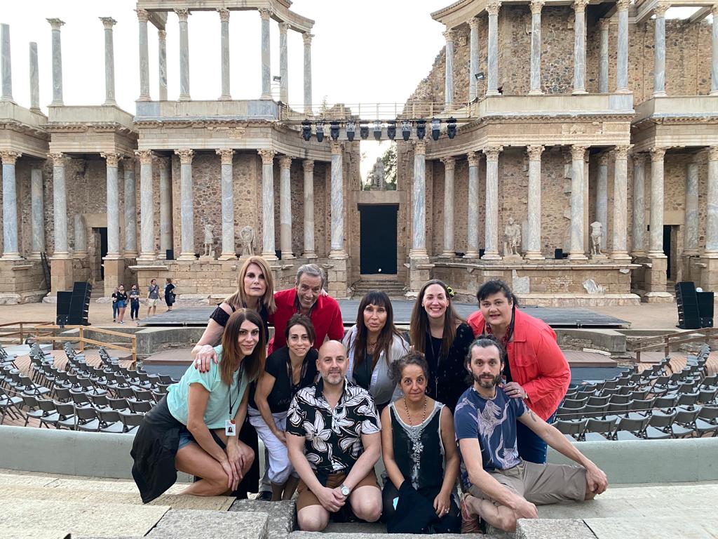 Elenco de "Julio César" recién llegados a España. 
El viernes abren el <a href="/Festival_Merida/">Festival Internacional de Teatro Clásico de Mérida</a> 
Funciones viernes 1, sábado 2 y domingo 3 de julio.
Mucha mierda !!! 
<a href="/Moria_Casan/">Moria Casán</a> 
<a href="/muscarijoseok/">Jose Maria Muscari</a> 
<a href="/VivianElJaberOK/">Vivian El Jaber</a> 
<a href="/paolaluttini/">Paola Luttini</a> 
<a href="/FabiGarciaLago/">Fabiana garcia lago</a> 
<a href="/PayucaDelPueblo/">Payuca Del Pueblo</a> 
<a href="/SoldaMalena/">Malena Solda💚</a>