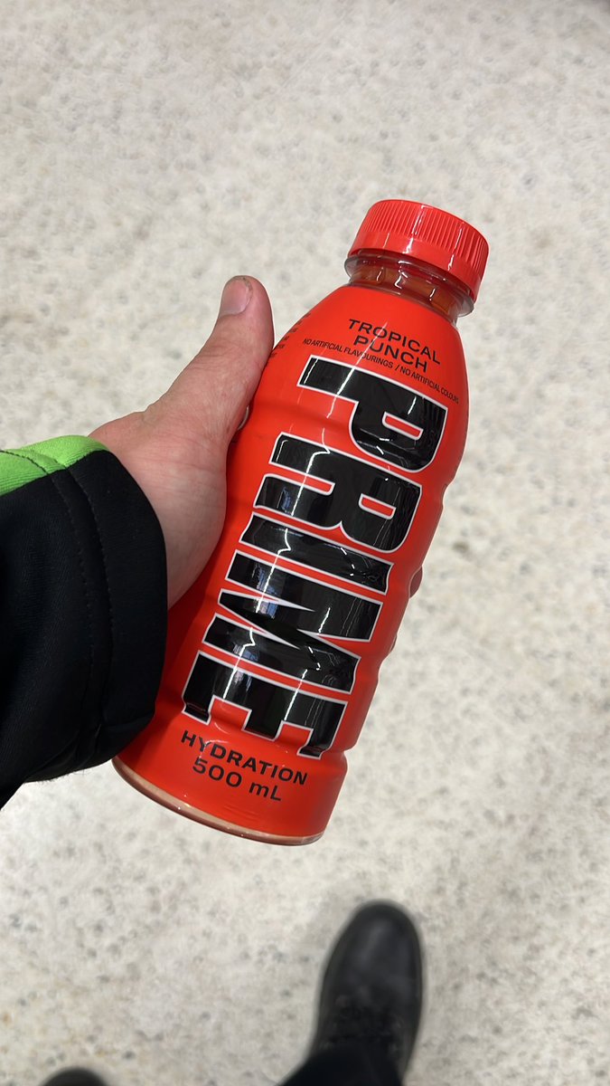 Real_SnR's tweet photo. Perks of working at an Asda I guess 🤙 @KSI https://t.co/LgL4SdBjiY