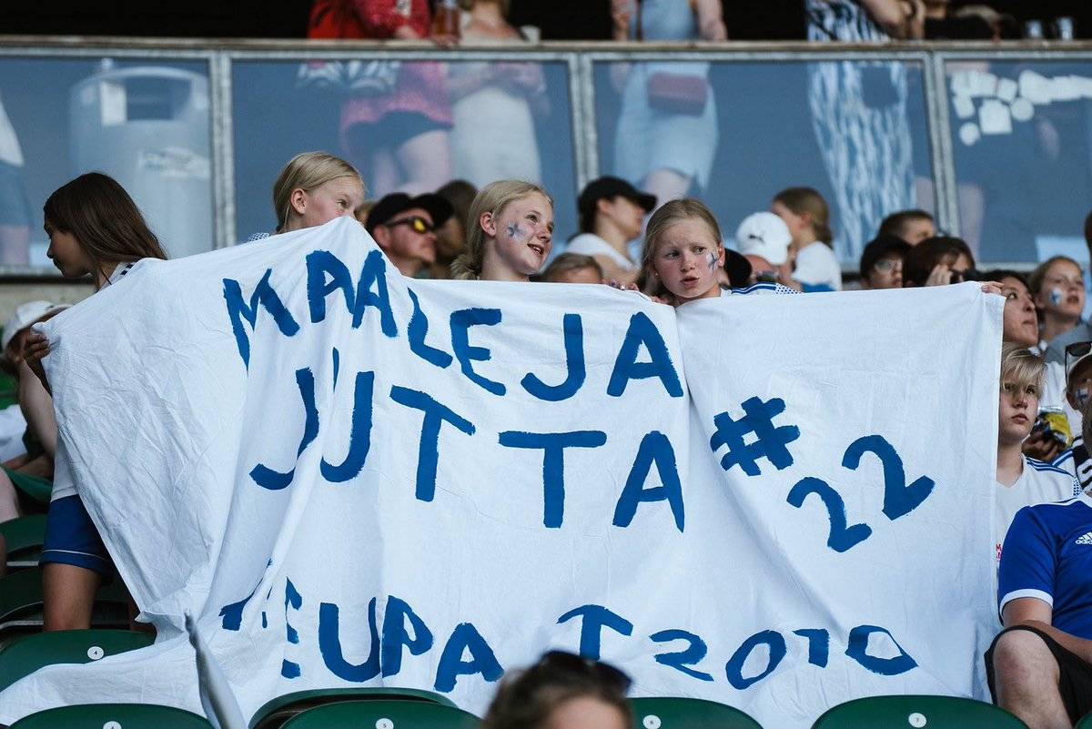 TaraJaakkola's tweet photo. Valmistautuminen tulevaan #weuro2022 reissuun alkoi tänään kuvaamalla #Helmarit harjoitusottelua Japania vastaan! Tunnelma helteisellä Veritaksella oli hyvä, vaikka vierasjoukkue nappasikin selvän 1-5 voiton.

Huomenna isompi kuvapaketti uunista ulos! 📷 https://t.co/X7Mh7vOsFs