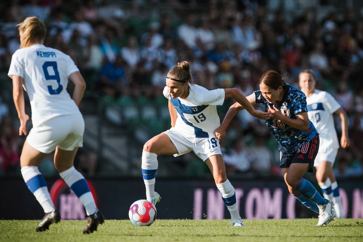 TaraJaakkola's tweet photo. Valmistautuminen tulevaan #weuro2022 reissuun alkoi tänään kuvaamalla #Helmarit harjoitusottelua Japania vastaan! Tunnelma helteisellä Veritaksella oli hyvä, vaikka vierasjoukkue nappasikin selvän 1-5 voiton.

Huomenna isompi kuvapaketti uunista ulos! 📷 https://t.co/X7Mh7vOsFs
