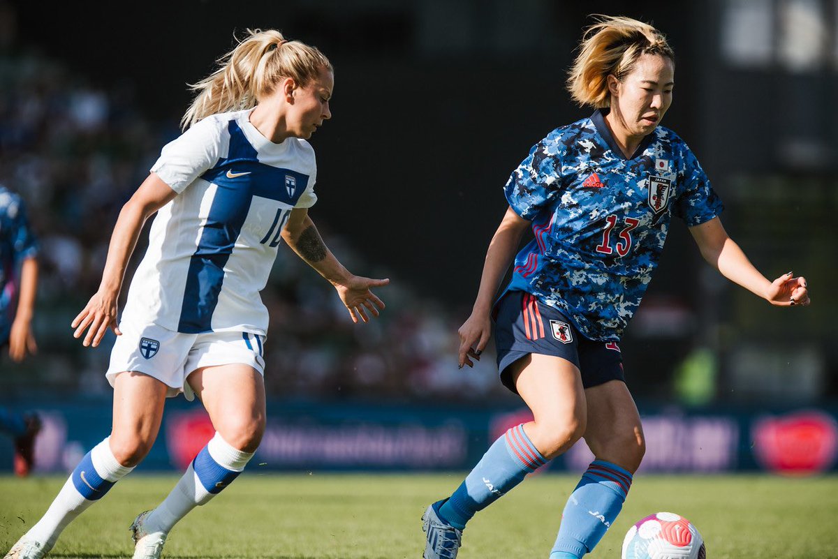 TaraJaakkola's tweet photo. Valmistautuminen tulevaan #weuro2022 reissuun alkoi tänään kuvaamalla #Helmarit harjoitusottelua Japania vastaan! Tunnelma helteisellä Veritaksella oli hyvä, vaikka vierasjoukkue nappasikin selvän 1-5 voiton.

Huomenna isompi kuvapaketti uunista ulos! 📷 https://t.co/X7Mh7vOsFs