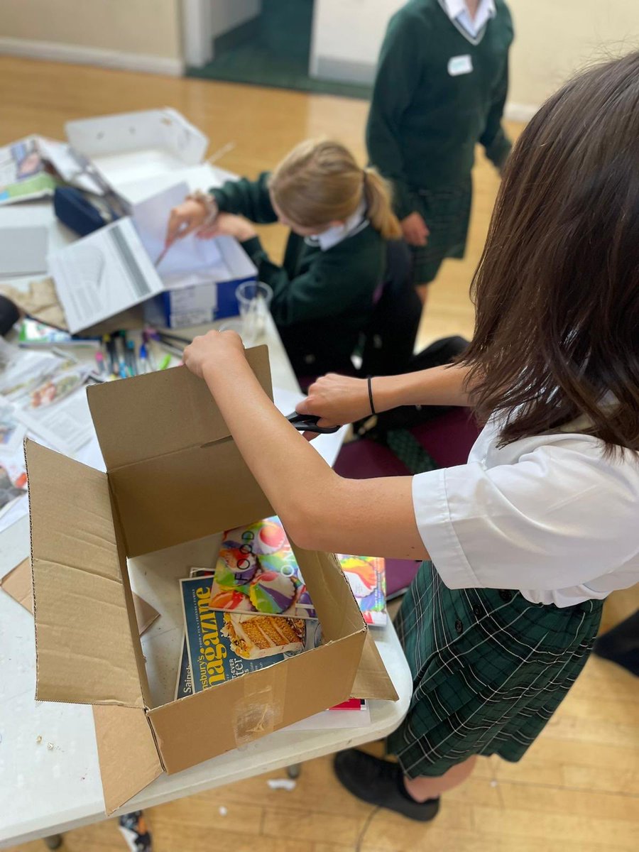 katieliasdesign's tweet image. Great day making model boxes with the fantastically creative  ⁦@BrightonGirls⁩ today! 60 wonderfully individual designs for the same play in just 4 hours #theatredesign #setdesign #modelworkshop