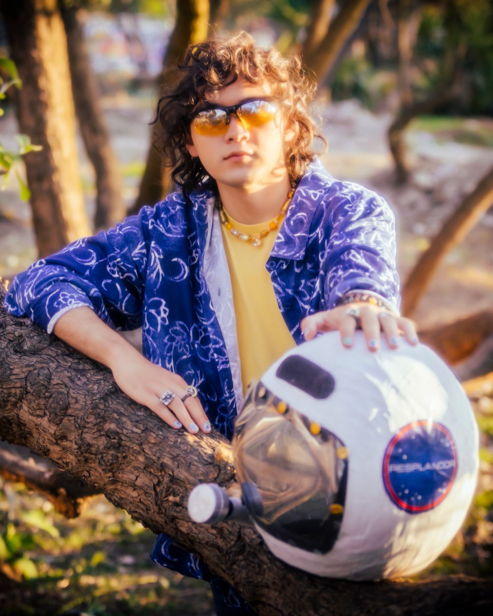 soyluispicazo's tweet photo. • Compositor, synths, teclados, backing vocals: Luis Picazo
• Productor: @_holamario 
• Violines: Andrea de la O  
• Batería, percusión: @ElPipeCeballos 
• Guitarra, synths, teclados: @_holamario 
• Bajo: @andresarzate_ 
• Backing vocals: @frau_franz https://t.co/hv8lszwdBV