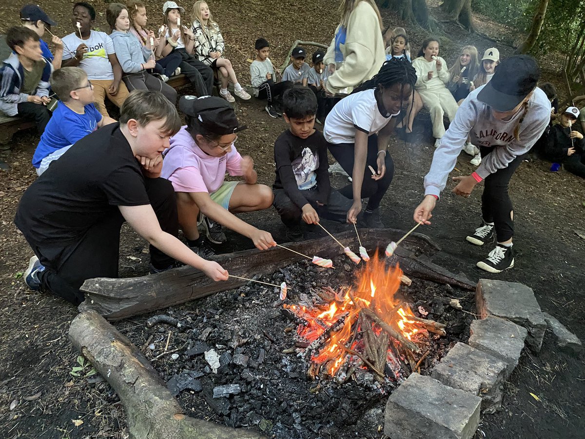 HJAMissMcVeigh's tweet photo. We’ve arrived safely and spent the evening toasting marshmallows, drinking hot chocolate and singing camp fire songs 🏕🪵 @HJAMissHollis  @HjaHart https://t.co/ieoKG4q6KE
