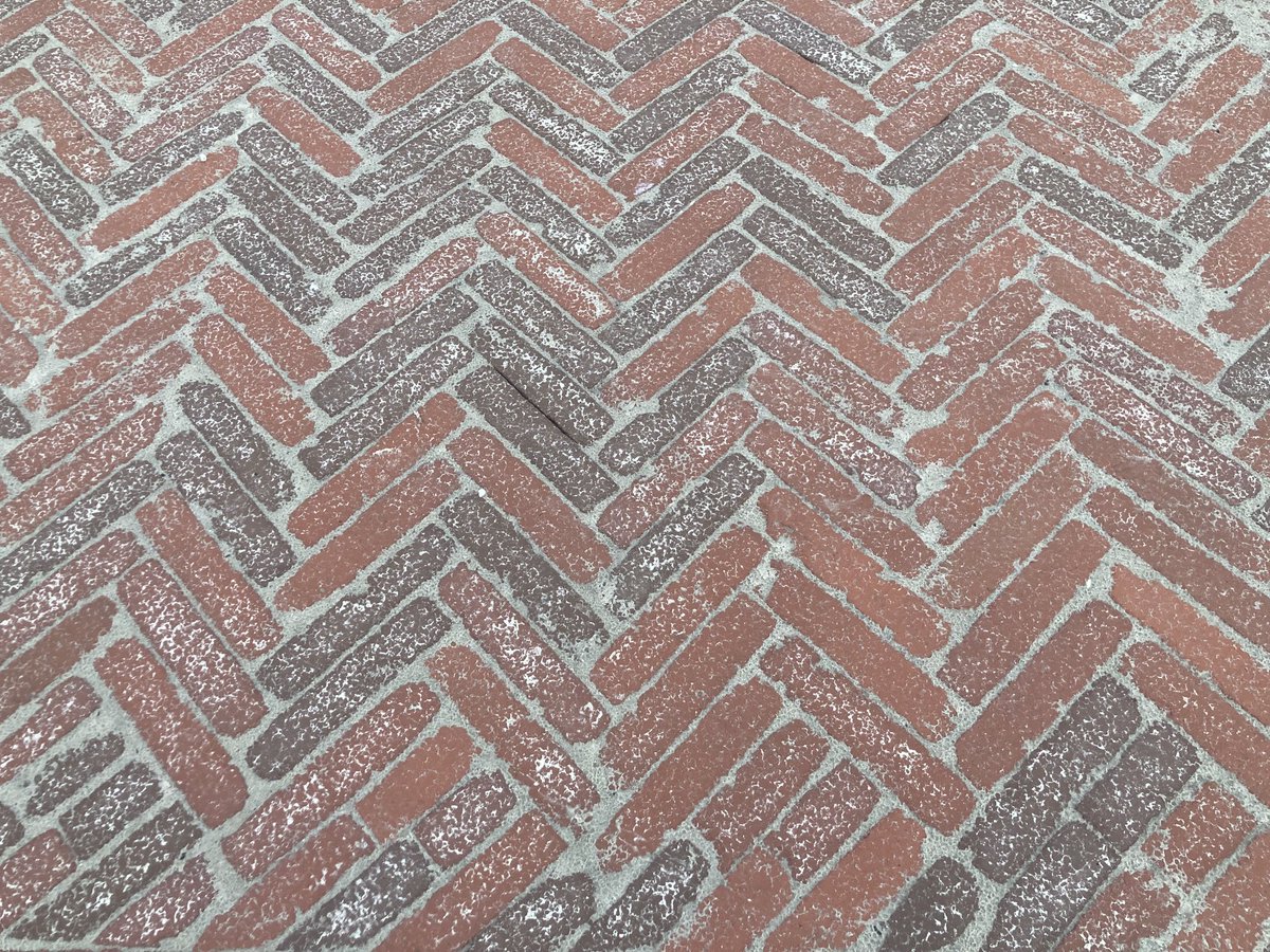 Welke steen moet er komen op de Grote Markt? Uit deze 4 moeten we kiezen. Welke vind jij dat er moet komen? Om misverstanden te voorkomen: alle huidige steentjes (de scoria bricks) worden weer opnieuw verwerkt. #Groningen #ruimtevoorjou