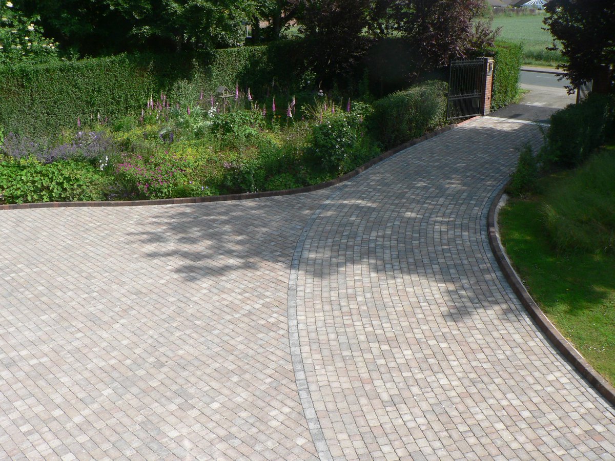 LandKWarcup's tweet photo. HUGE transformation for this old, tired gravel driveway, 300m2 of @BradstoneUK Woburn Infilta permeable paving installed 

Massive effort by the whole team on this one 👍
#paving #driveway #permeable #bradstone https://t.co/AoDtkgHmJd