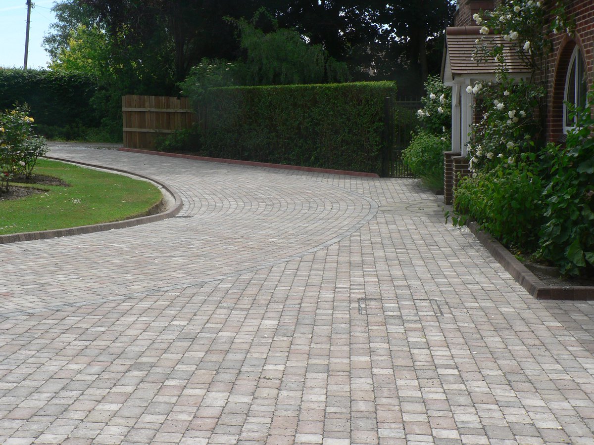 LandKWarcup's tweet photo. HUGE transformation for this old, tired gravel driveway, 300m2 of @BradstoneUK Woburn Infilta permeable paving installed 

Massive effort by the whole team on this one 👍
#paving #driveway #permeable #bradstone https://t.co/AoDtkgHmJd