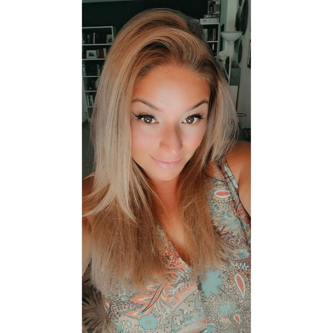 Albaverdu2's tweet photo. La cordura y la felicidad son una combinación imposible. https://t.co/1ftw3Q8AOW