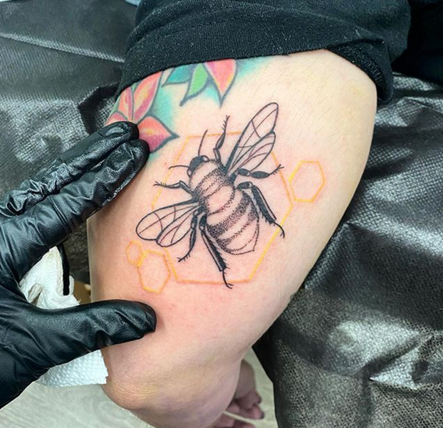 IUSSI_NAS's tweet photo. Have you always wanted to share your #SocialInsect love with a tattoo? 🐜❤️🐝Cali-based artist, Carina Lizarde, has some open appointments during #IUSSI2022! If you're interested, check out her style and get in touch via Insta to book: https://t.co/Bn1U309FpC https://t.co/4JRSwXAQsC