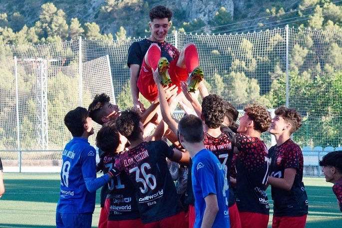 😊🥳Nuestro cadete A se proclamó campeón del IV Torneo Internacional de Fútbol Alcoy el pasado viernes 
Enhorabuena chicos‼️✅

#RojoPasión🔴🔴
#EldaUniónCableworldCF❤️🖤
#UnidosSomosMásFuertes💛💛
#CanteraGrogueta🟡