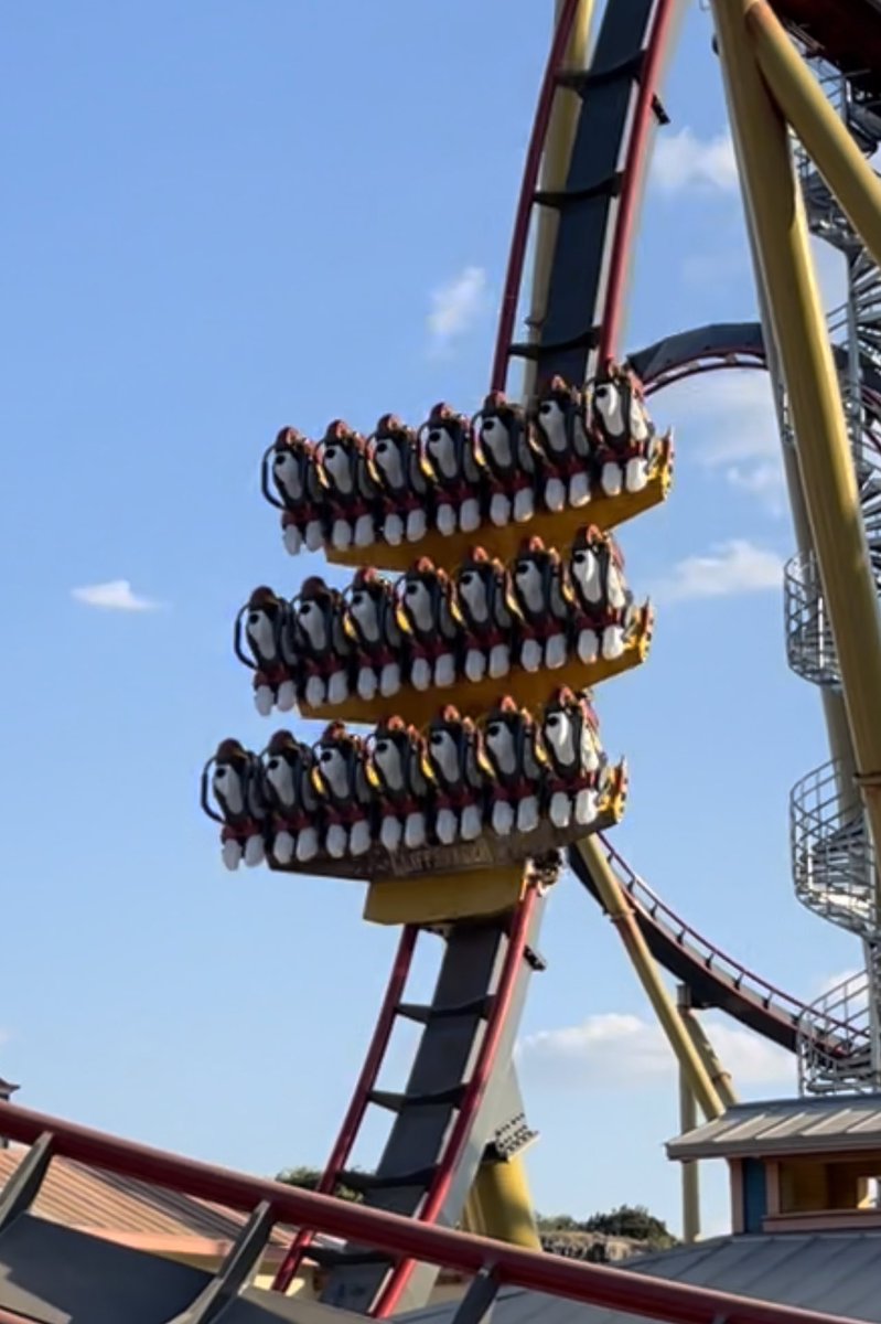 The innovative 3rd row and commissioning updates! Have you noticed the 3rd row of Cliffhanger is curved? This new design allows for snappy maneuvers, tight transitions, and forceful turns… more than any dive coaster to date! Next up: commissioning the drop hold feature! #SFFT