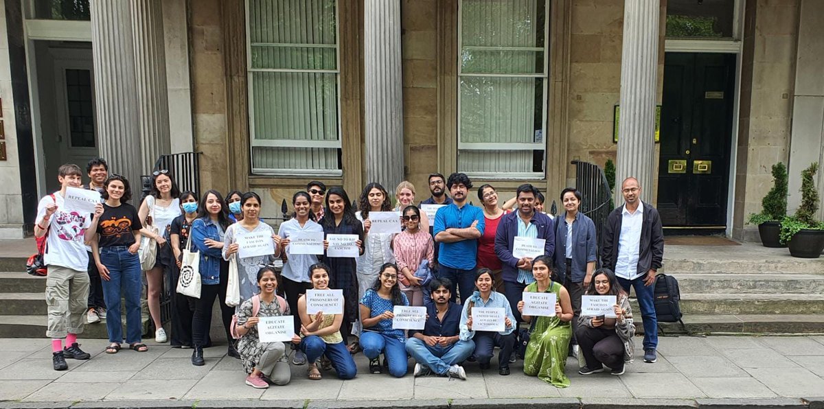 Well done to these Edinburgh folk for standing up to fascism in India in their own creative way, outside the Indian consulate in Edinburgh. 👌👌👌👌👌
@NikhilMathew_