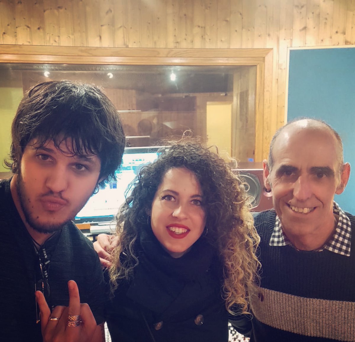 torredemarkfeel's tweet photo. Esta #gira nos está llenando de premios: #DiscodelAño Rock66 en Málaga, reencuentros... y ponerle cara y alma a este templo que es el estudio Sonido21 en #Pamplona con Javi San Martín, culpable de tantos discos que admiramos. Volveremos a vernos 😉🎸🥂
#Markfeel #monstruos https://t.co/gODbMU8mZT