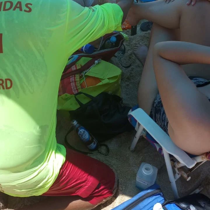 LosZofemat's tweet photo. Guardavidas de ZOFEMAT Los Cabos, auxilian a usuarios de playa por picadura de agua mala en playa Hacienda.

Si llegas a tener contacto con alguna especie, se recomienda no tallar, ya que el frotamiento podrá activar las células urticantes y empeorar aún más la picadura. https://t.co/W05kRcor8P