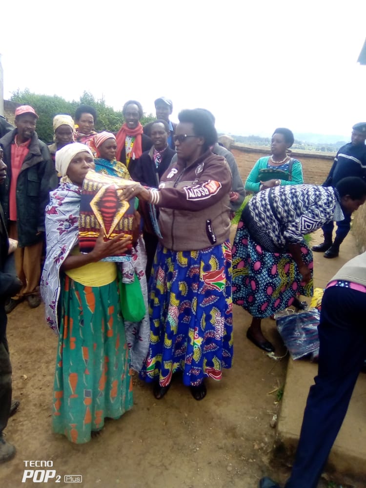 kundiwacu's tweet photo. #Burundi Kuri uyu wa mbere wa 27/06/2022, Musitanteri wa Komine #Mugongo-Manga yashikirije imiryango y'abageze muzabukuru ishika 50 imfashanyo igizwe n'ibiharage,ifu y'ibigori ibiro bitanu bitanu hamwe n'umwambaro w'igitenge ku bapfasoni hamwe n'uburengeti ku bagabo. https://t.co/LrAfUWoM5j
