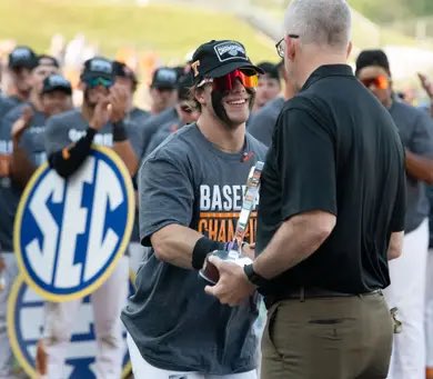 RichardGJackson's tweet photo. @Drew_Akins @CandiceBelt @volsbaseball 😉 https://t.co/m4oKSjZVw8