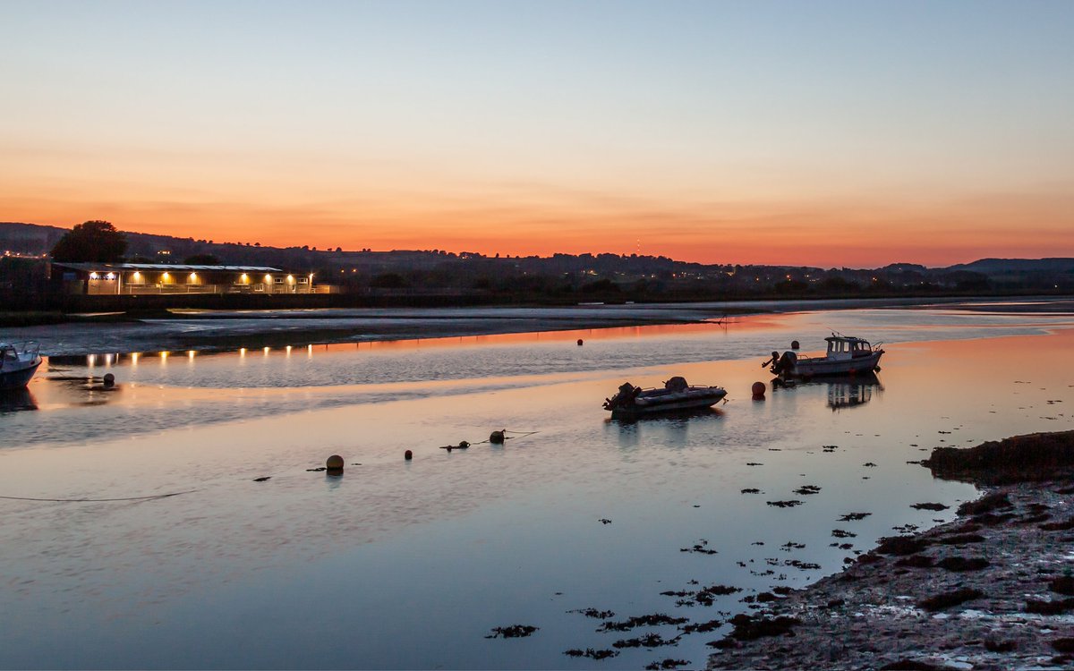 michaelje49's tweet photo. River axe estuary at dusk,
#sharemondays2022 
#rivers
#estuary 
#dusk https://t.co/ikniFPpnvw
