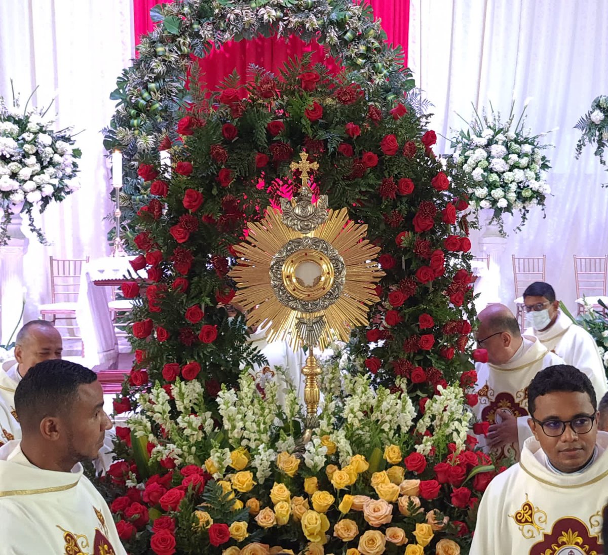 RCCCartagena's tweet photo. Damos gracias al Señor por la #FiestaArquidiocesana2022 que hemos vivido hoy.

En nuestra Casa de Oración María de Nazareth se realizó el encuentro de la Zona Sexta. Una verdadera mañana de oración y adoración con Jesús Eucaristía.

@ARQUICARTAGENA https://t.co/MAukoP2TiM
