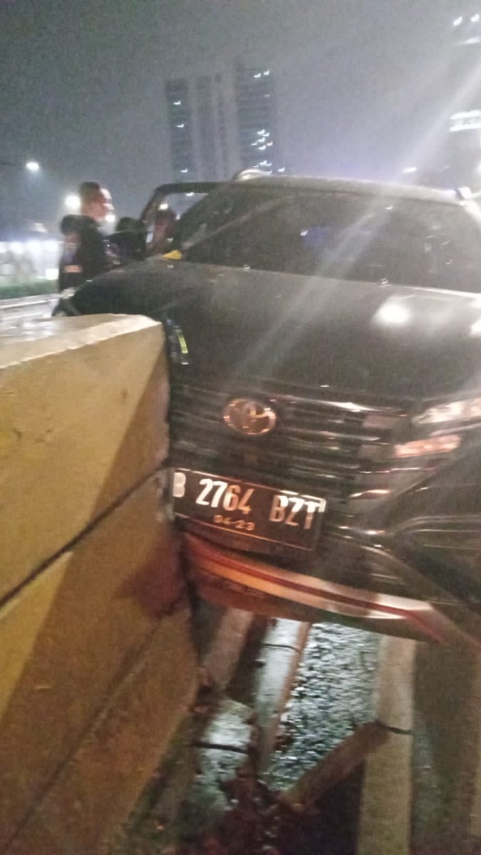 TMCPoldaMetro's tweet photo. 02.30 Telah terjadi Out of Control, kendaraan minibus B 2764 BZT menabrak pembatas jalan di Jl. Gatot Subroto, dan sudah dalam penanganan petugas #Polri https://t.co/BV8sFtagzs