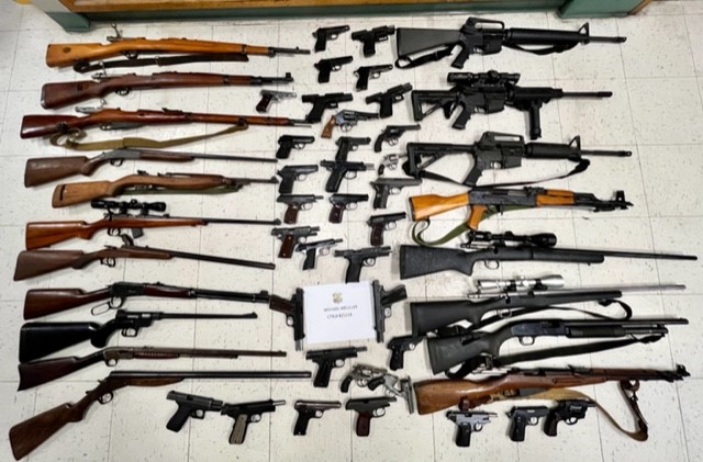 CincyPD's tweet image. District 2 received info that Deer Park homicide suspect Michael Mueller had a small arsenal of weapons at his Madisonville home. On Monday, D2&apos;s Violent Crimes Squad got the consent of Mueller&apos;s elderly father to search his home. Recovered were 52 loaded firearms as pictured.