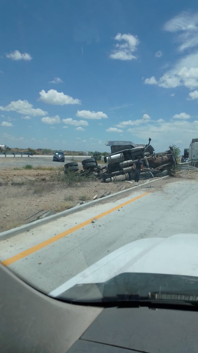 AngelesVerdesMX's tweet photo. #Precaución #accidente se reporta en carretera #MTYNuevoLaredo
Por favor no se distraiga, avance con precaución y siga las indicaciones
#UnÁngelTeAcompaña #TurismoCarretero
📸 #JSNL https://t.co/cxVitykhDe