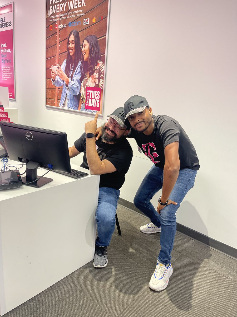 The Warriors working on some TFB magic #️⃣1️⃣ <a href="/TMobile/">T-Mobile</a> #OneTeamOneDream #TFB <a href="/SotoAmal/">Amal Soto</a> <a href="/EileenJaniceTMO/">Eileen Ramirez</a>
