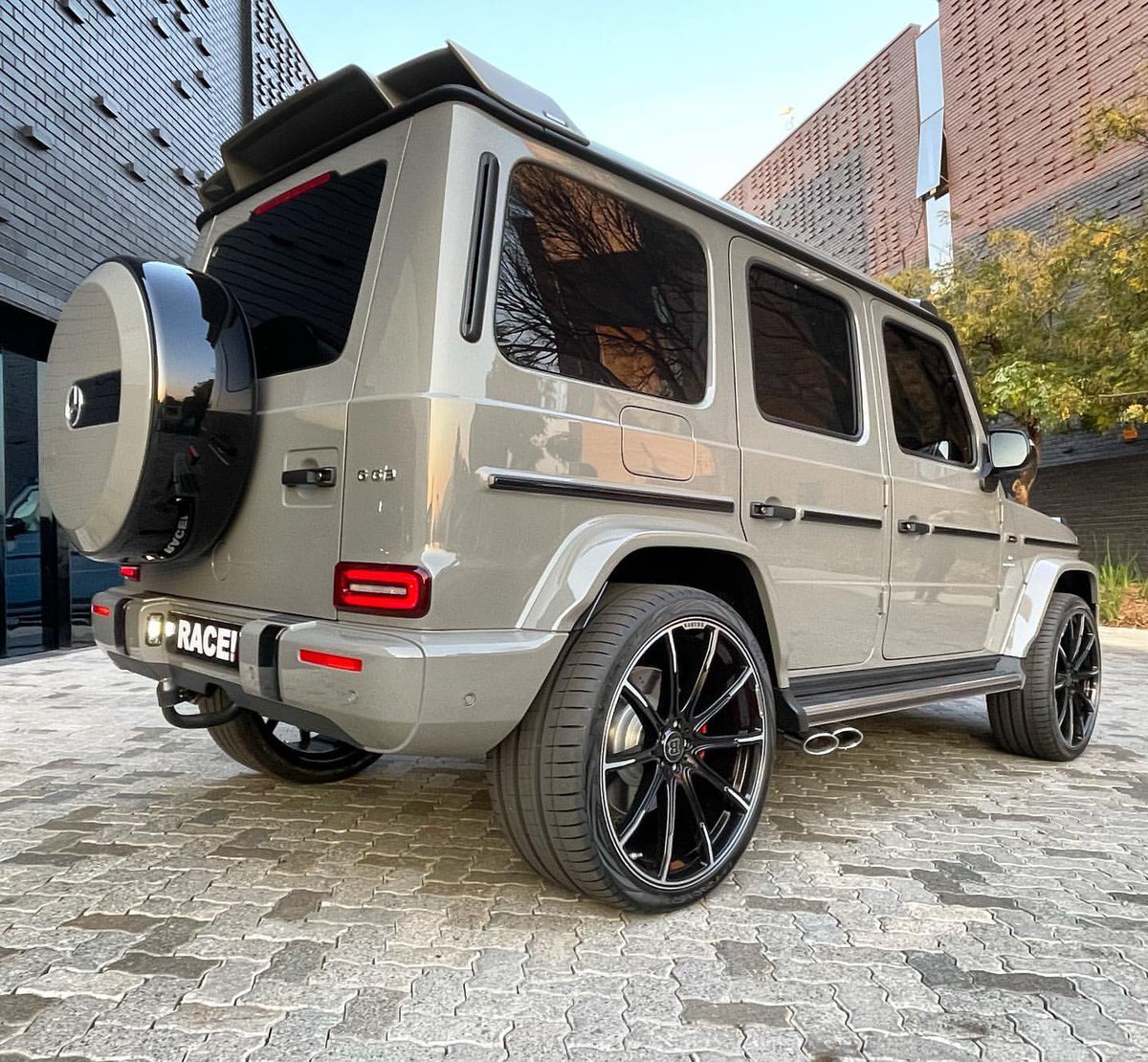 carpxrnpicx's tweet photo. Brabus G63 https://t.co/QDZjgD1Oyy