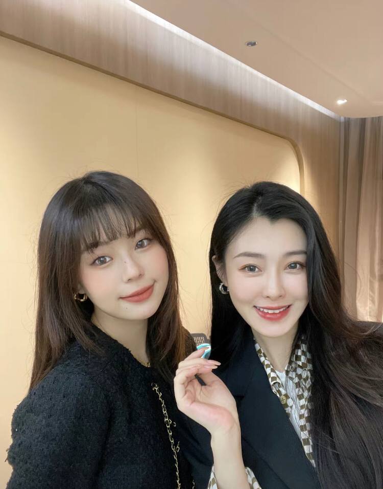 imthebomba3's tweet photo. Friends are like stars, constantly coming and going, but the ones that stay burn as bright as the sun🤍🤍 https://t.co/4FFqTJwoo7