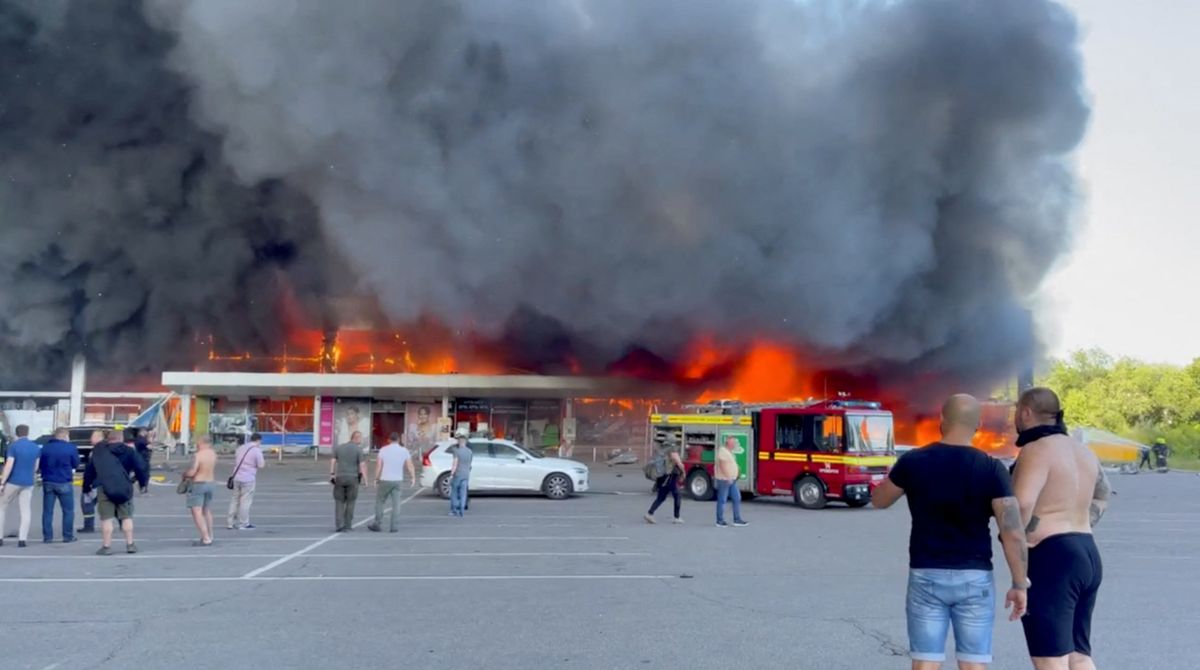 ContrarelojM's tweet photo. 🇷🇺🇺🇦Un misil Ruso impacta en un centro comercial de Ucrania, causando al menos 11 muertos y 40 heridos https://t.co/PuAAtDa3KT https://t.co/S5UfmCtdR4